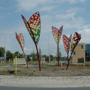 Kleurrijke bladen: rotonde Naaldwijk, staal vlakglas en lood, hoogte 650 cm