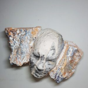 Titel : MUURBEELD Materiaal: Acryl-one, acrylverf. Formaat: 49-29-18 cm