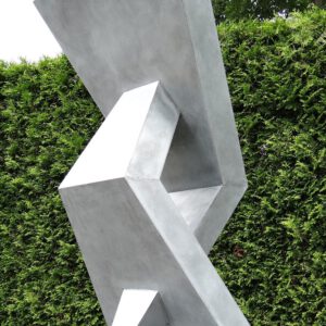 Angled Triangles, 2019, gepatineerd zink, afm. 100 x 90 x 200 cm