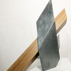 Special Polyhedra XIV (parallellepipedum), 2023, gepatineerd zink/bankirai hout, afm. 60 x 60 x 20 cm