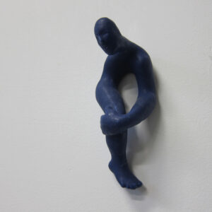 muurbeeldje Blue 2 2024 - keramiek - 09x10x21cm