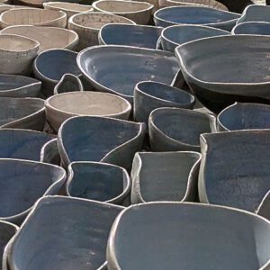 Wolk, installatie van 400 raku gestookte kommen