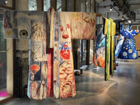 'BinnensteBuiten' bij expo 'Wereldjassen' van Mieke de Waal extra klein