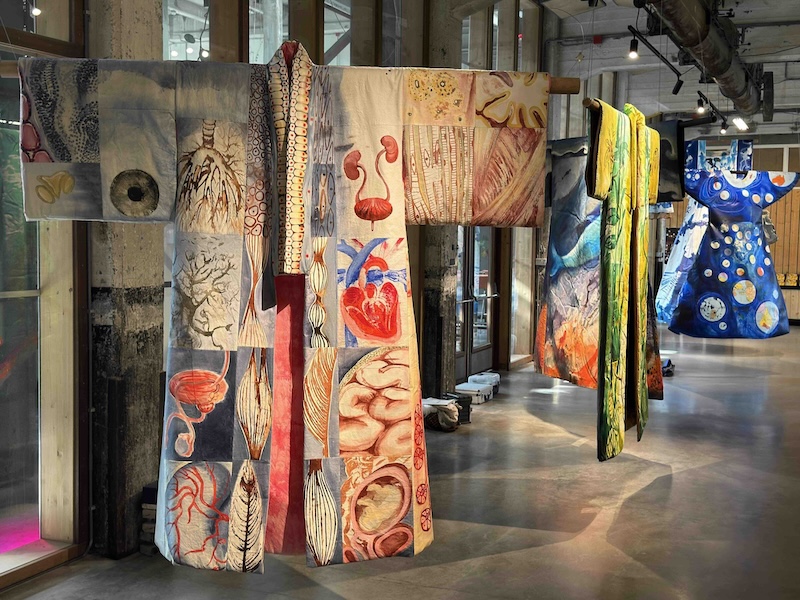 'BinnensteBuiten' bij expo 'Wereldjassen' van Mieke de Waal extra klein